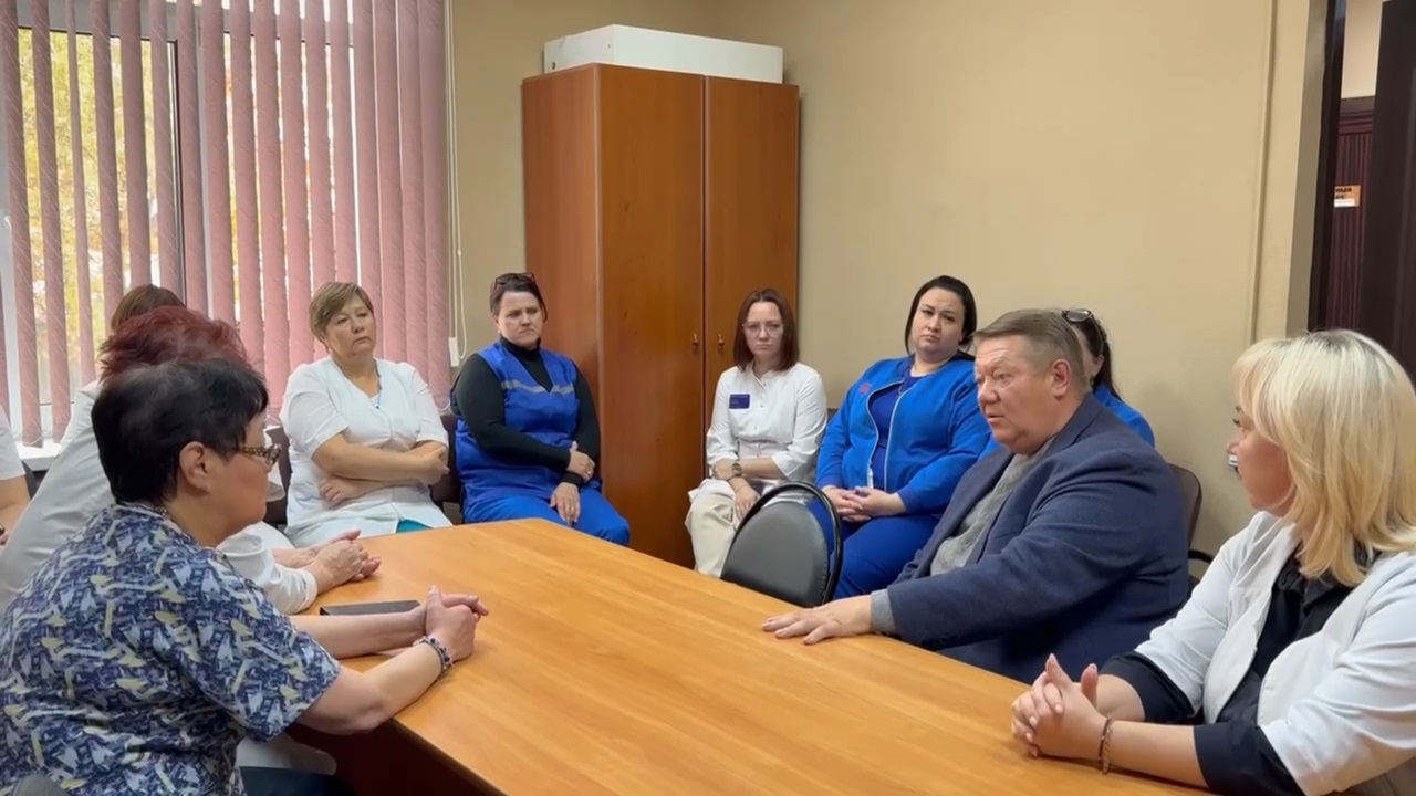 Николай Панков обсудил с коллективом Хвалынской больницы реконструкцию учреждения